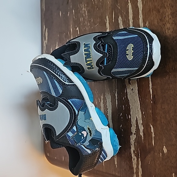 Kids light up batman sneakers - Picture 2 of 9